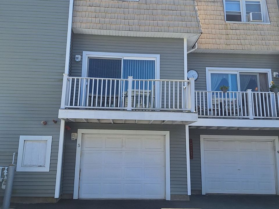 Private garage and deck