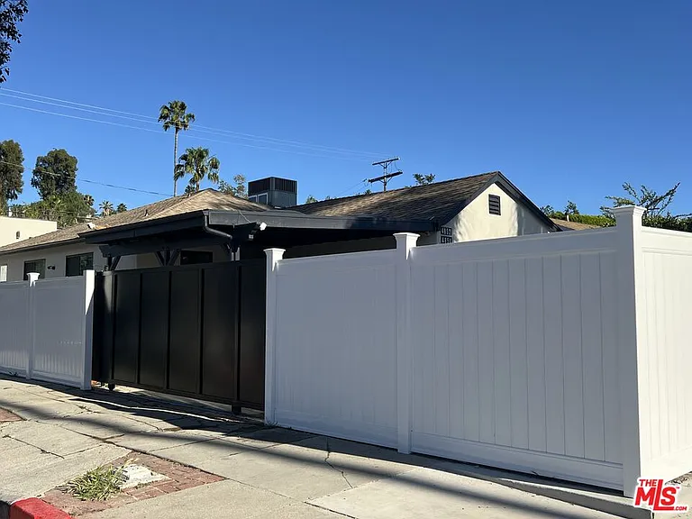 4852 Topanga Canyon Blvd — Photo 21