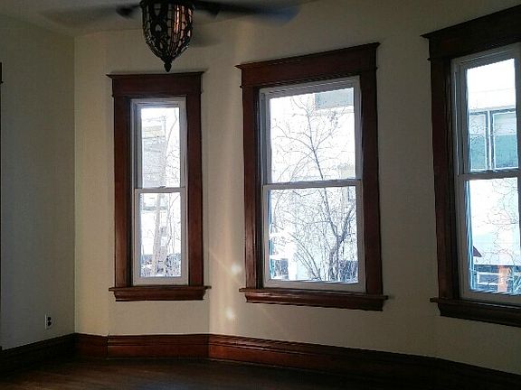 3rd image of 985 Cromwell Ave