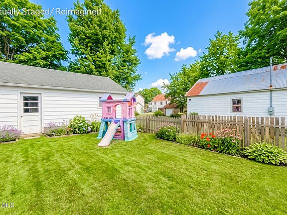3rd image of 301 Oak Street
