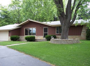 18560 Ridgewood Ln, Brookfield, WI 53045