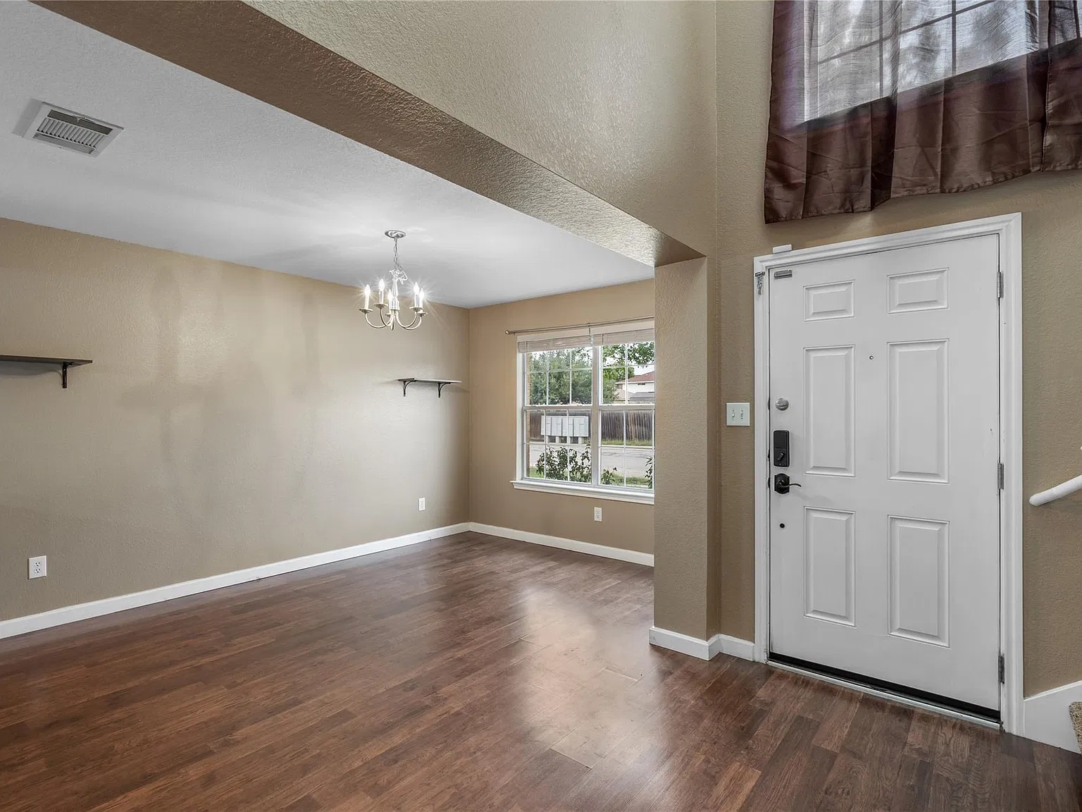 4 bed, 2.5 bath, 2131 sqft, $2,000 — Photo 2