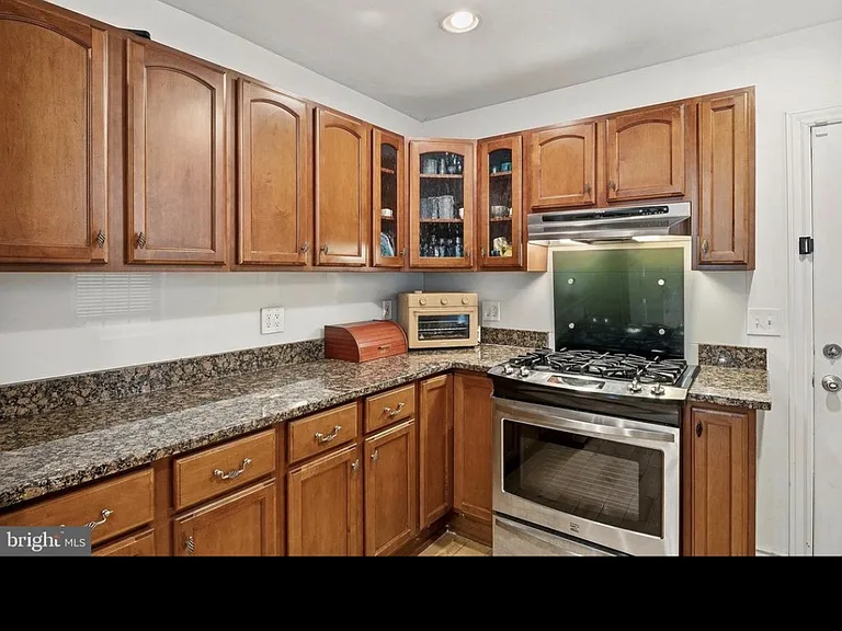 121 W Hamburg St — Photo 11