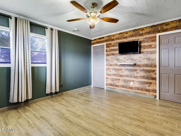 2129 N Main St — Photo 11