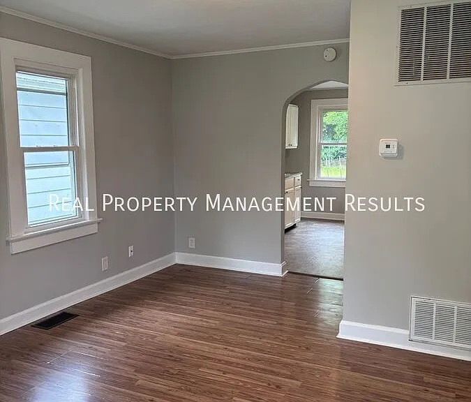 1111 Stanley Ave — Photo 2