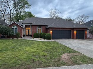 1955 S Pin Oak Dr, Springfield, MO 65809