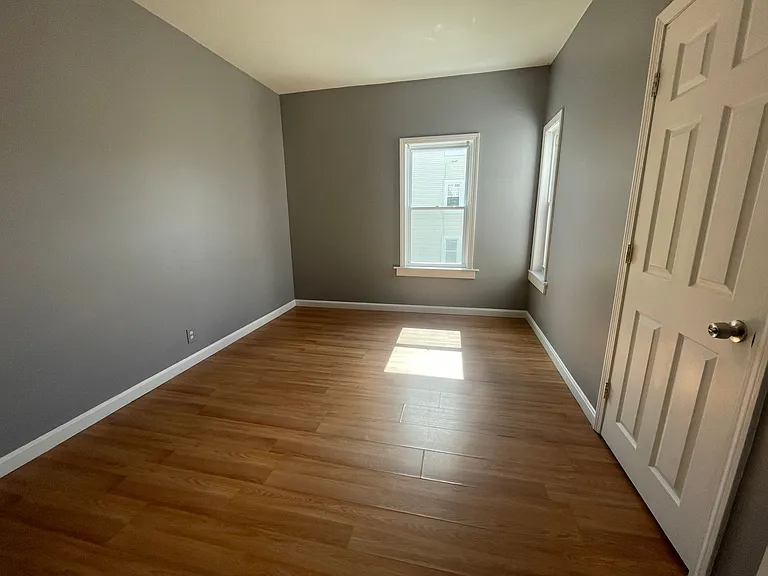 77 Fox Street — Photo 4