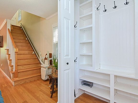 3rd image of 25 Laurelwood Dr