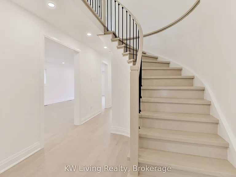 105 Chloe Cres — Photo 3