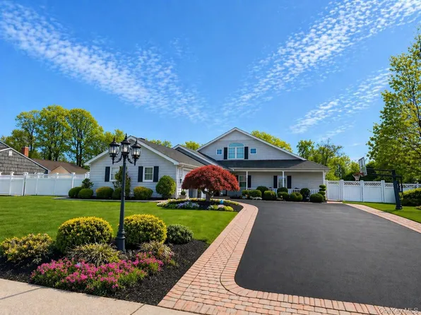 88 Pace Drive S, West Islip, NY 11795