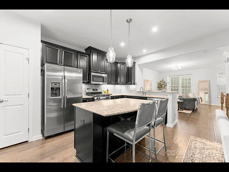 1233 Queen Lyon Ct — Photo 5