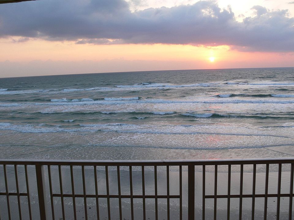 Beachfront Top Floor!