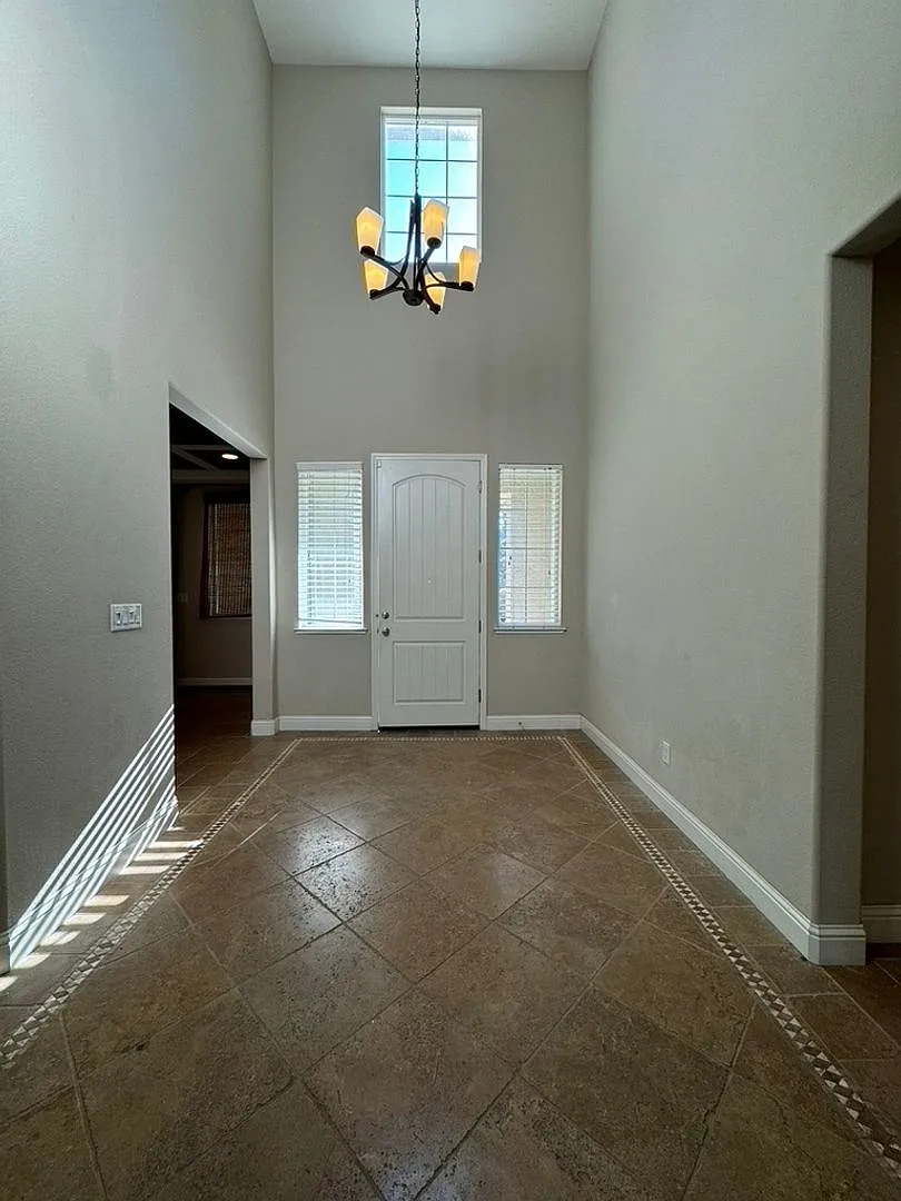 Beautiful home with 4 bedrooms and 3.5 baths located in Elk Grove. — Photo 4
