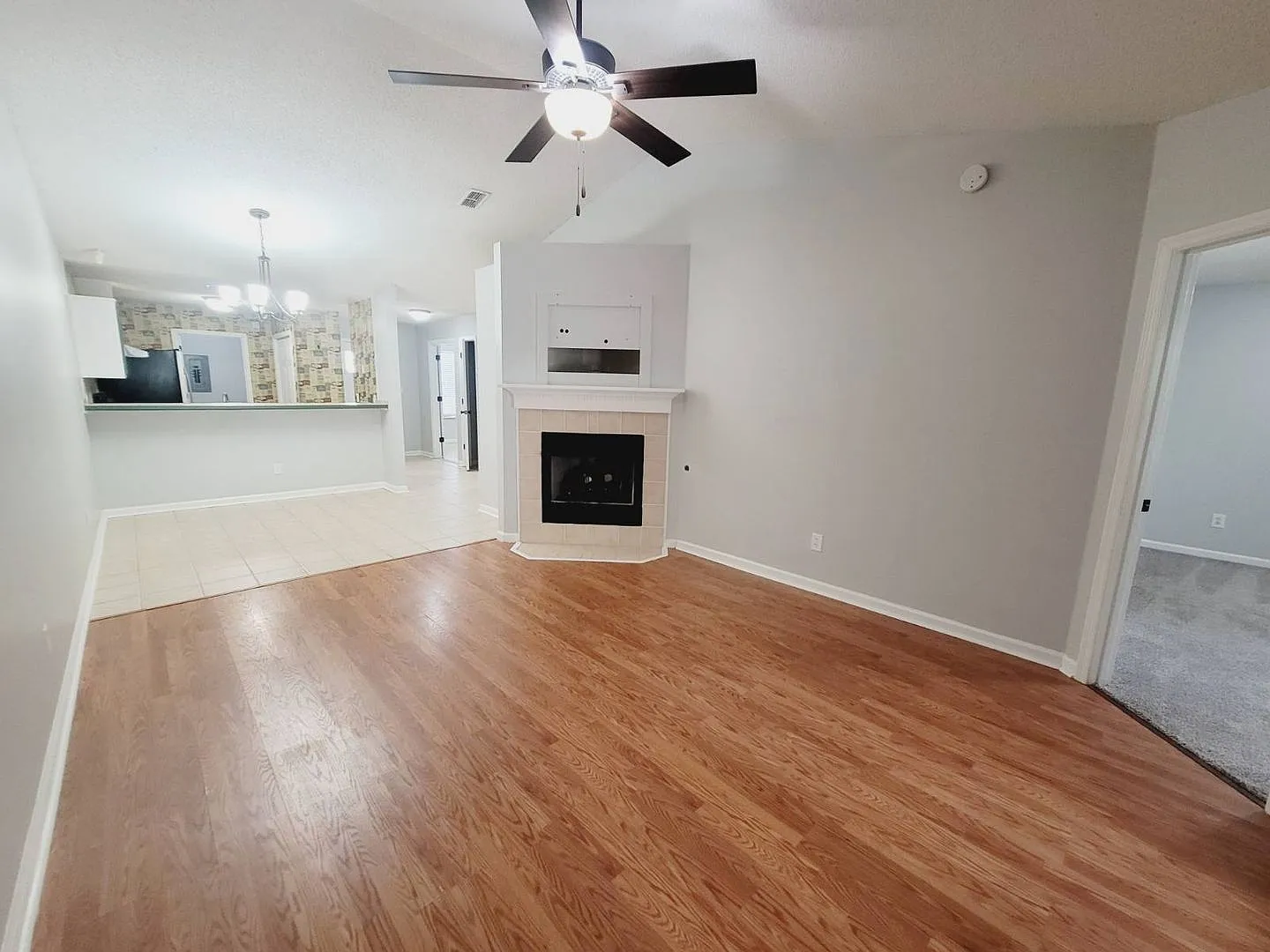 LOVELY 3/2 w/ Screened Porch, New Carpet in Bedrooms, Washer/Dryer, & Privacy Fenced Yard! Includ... — Photo 3