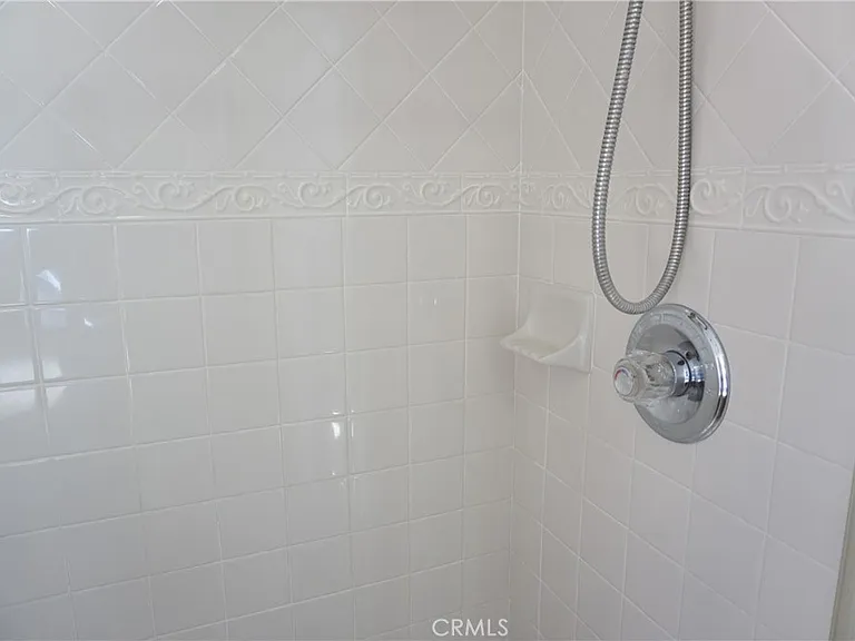 5540 Balboa Blvd — Photo 46