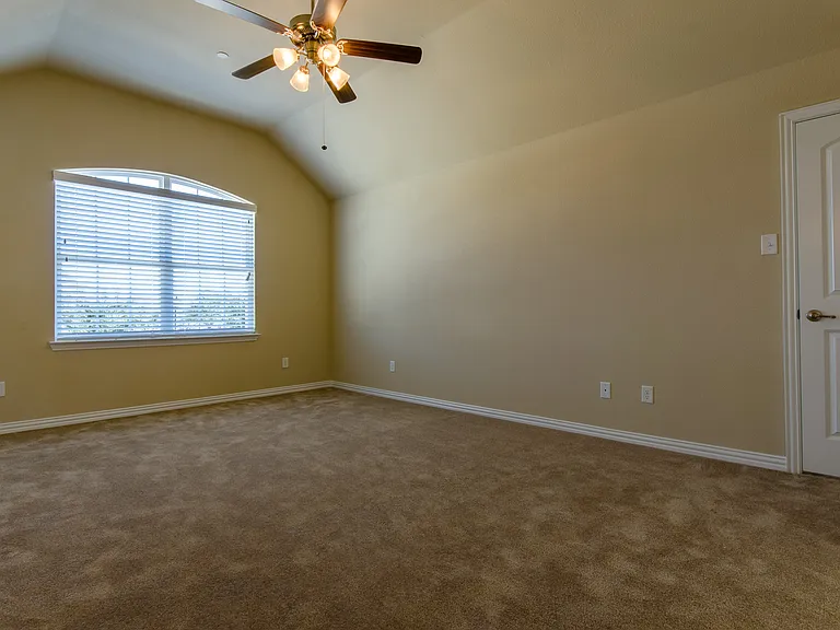 1940 Argyle Ln — Photo 25