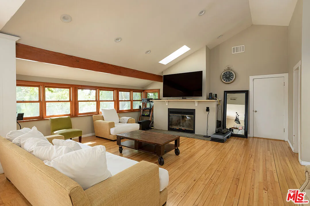 4 bed, 4.0 bath, 2254 sqft, $6,000 — Photo 3
