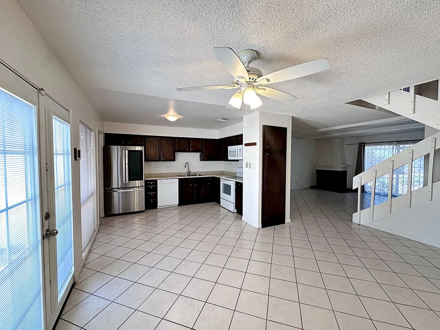 3 Bedroom 2.5 Bath Townhome - 1 Week Free Rent — Photo 3