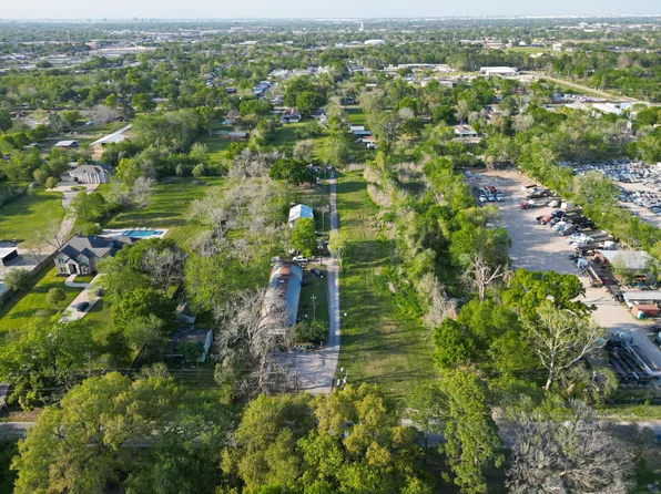 729 Crenshaw Rd, Pasadena, TX 77504