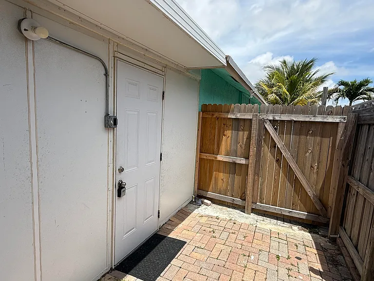 4904 Dillon St #C — Photo 1