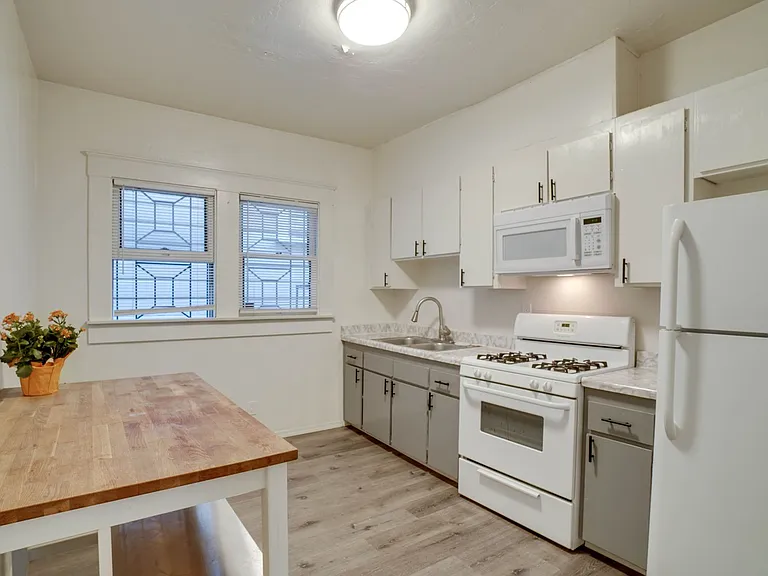 2201 E St — Photo 12