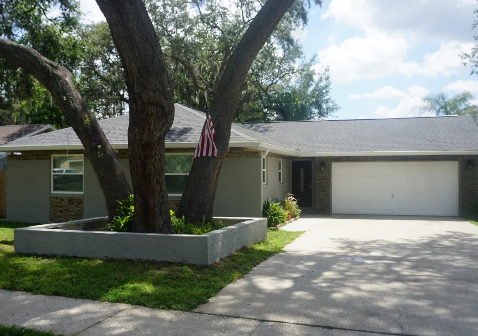 3 Bedrooms / 2 Bath Brandon Home — Photo 1