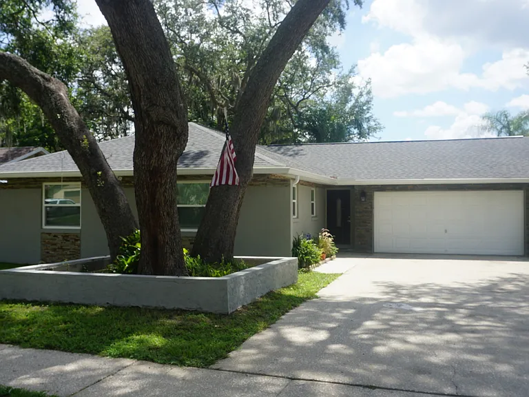 213 Foxwood Dr — Photo 1