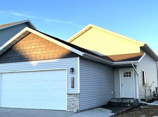 1078 Highland Ln W, West Fargo, ND 58078