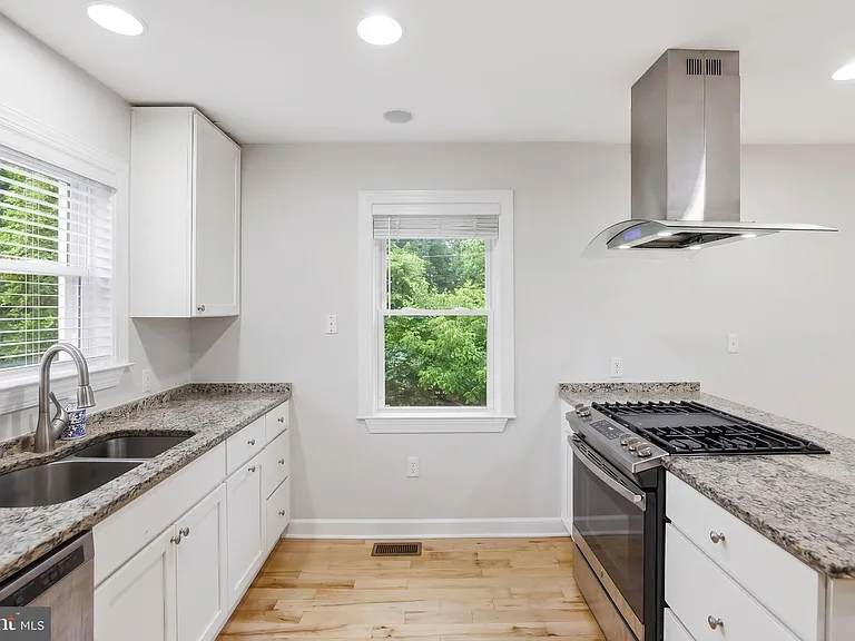3101 E St SE — Photo 9