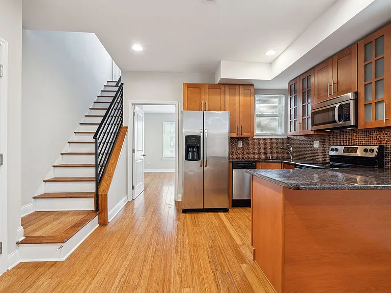 1633 Carpenter St — Photo 3