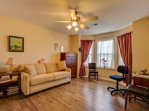 5th image of 704 E Saddletree Dr