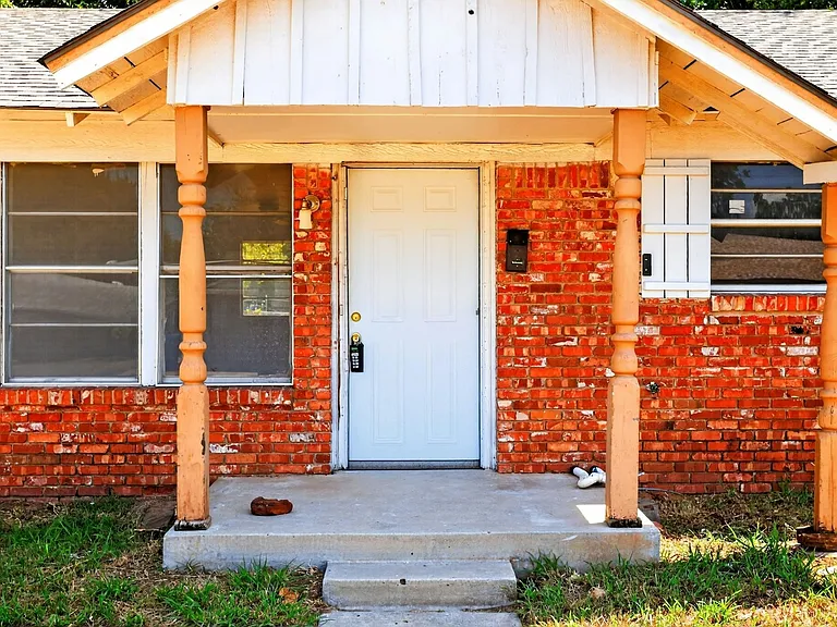 1004 Lotus Ave — Photo 2