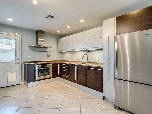 3rd image of 1850 E Maryland Ave Unit 9