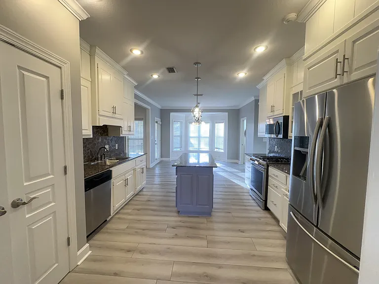 3650 Victoria Dr — Photo 10