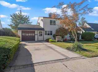 24 Windmill Ln, Levittown, NY 11756