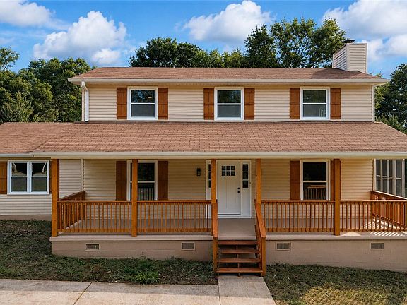 3rd image of 323 Lake Forest Cir