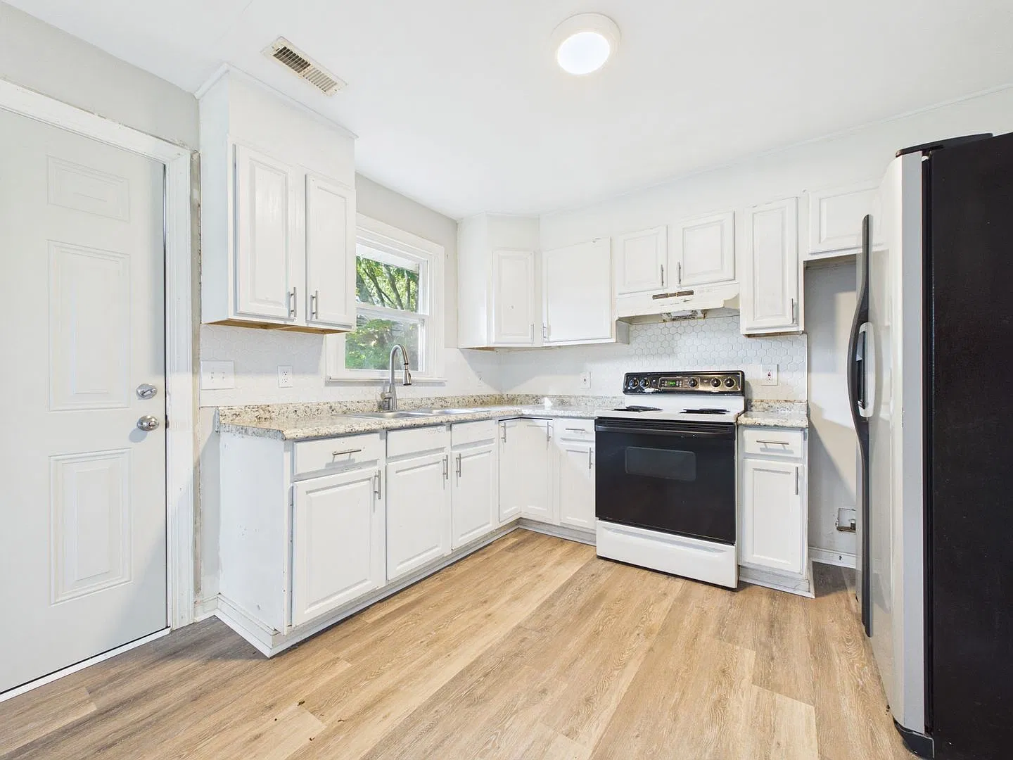 3 bed, 1.5 bath, 1152 sqft, $1,700 — Photo 3
