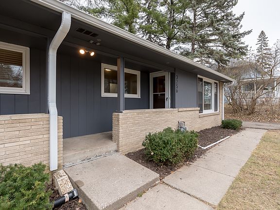 Entrance to the unit, new front screen door.