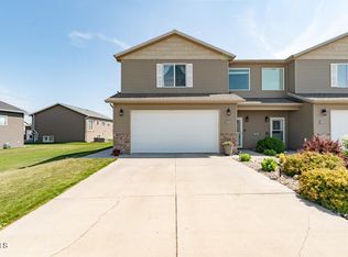 935 Calvert Dr, Bismarck, ND 58503