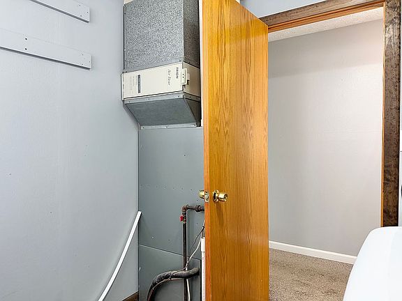 5th image of 136 Holly Ln