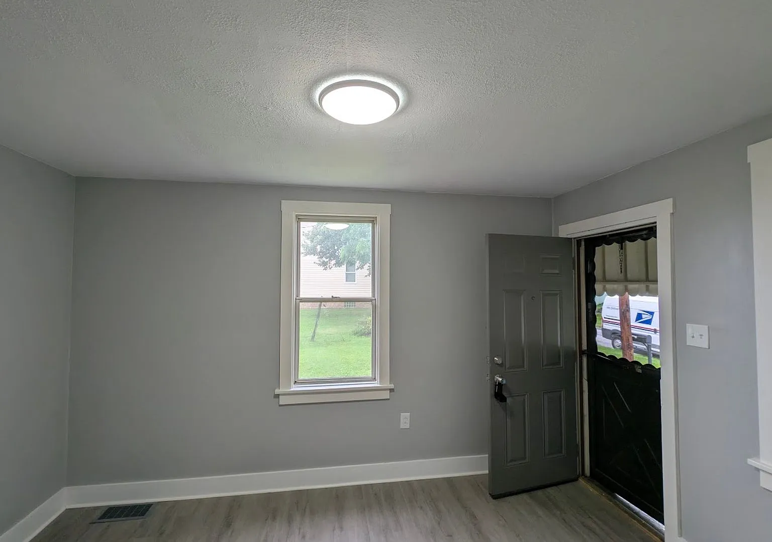 Homestead / Whitaker - One BR Single Family Home, AC, Garage, Yard! — Photo 3