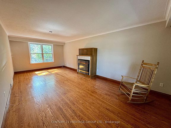 3rd image of 584 Arnhem Dr