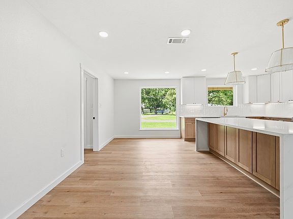 5th image of 616 E Moonlight Dr