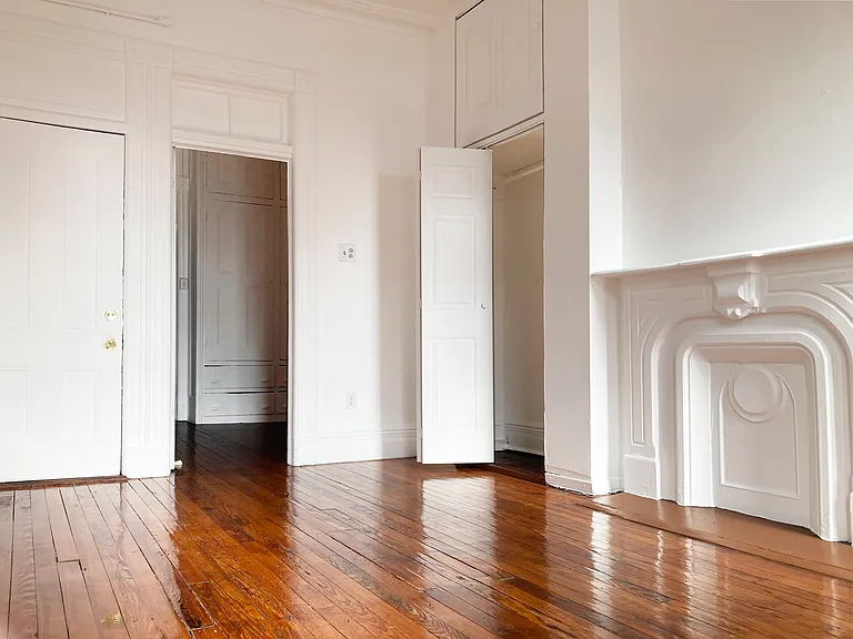 604 Manhattan Ave #4R — Photo 2