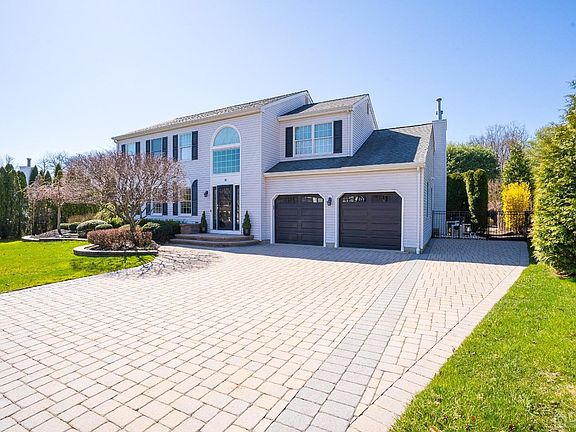 3rd image of 10 Essex Dr
