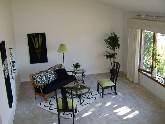 Formal LR, Vaulted Ceiling