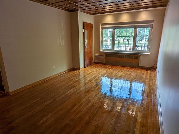 4th image of 75-32 Juniper Blvd S