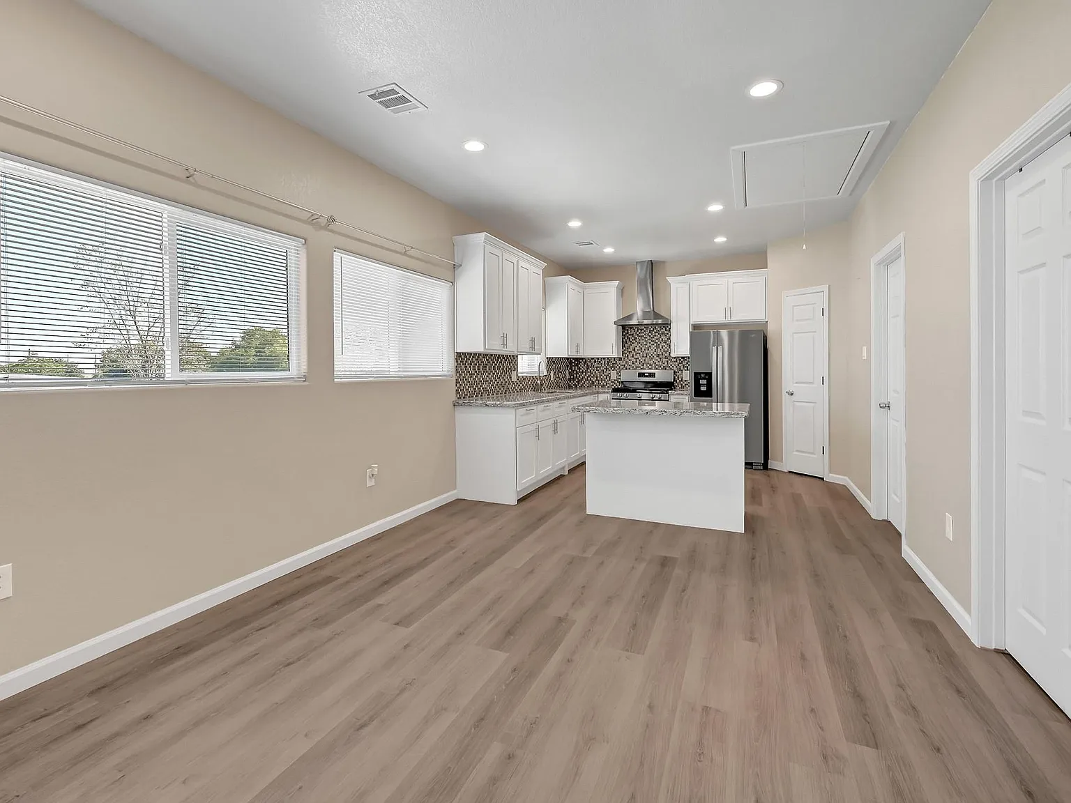 2 bed, 1.0 bath, 1100 sqft, $1,500 — Photo 3