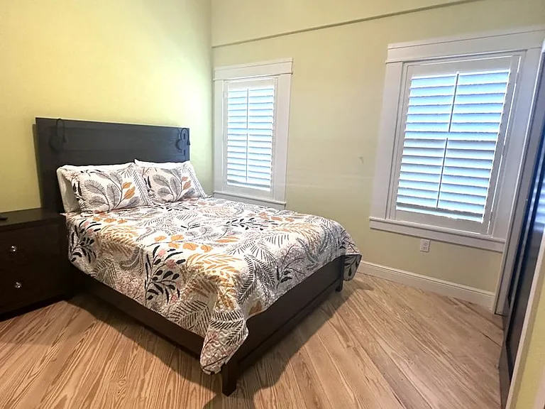 1517 E Harwood St — Photo 14