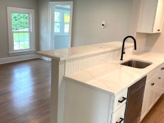 5th image of 18 Forest Ave #2